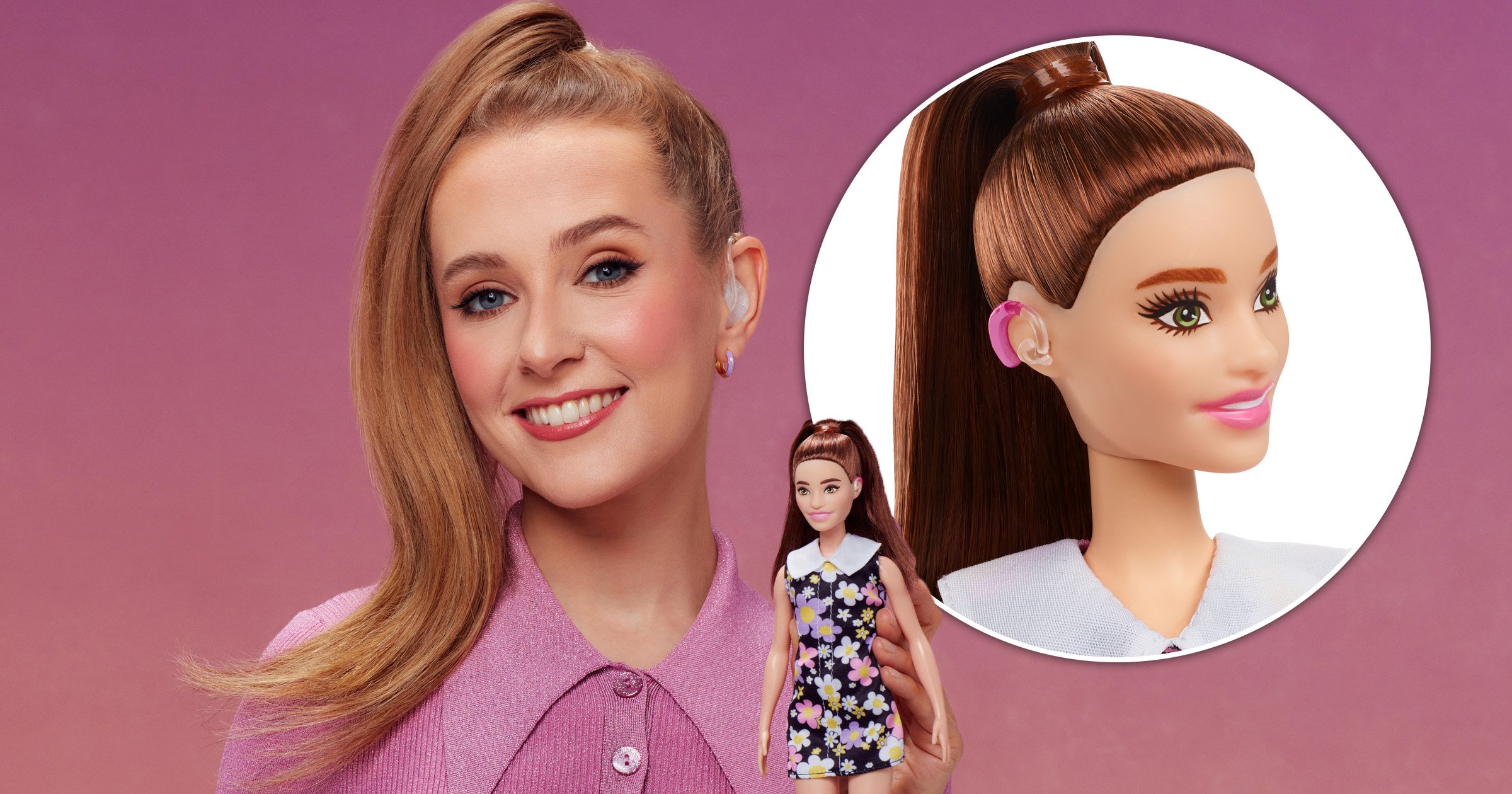 fundo rosê degradê, à esquerda a atriz loira cabelo preso no alto segurando o novo modelo da boneca barbie surda, à direita a foto ampliada do rosto da boneca destacando o aparelho auditivo.